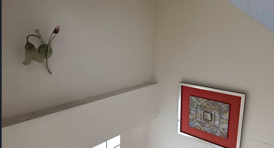 For rent 2 bedrooms townhouse in Huai Khwang, Bangkok