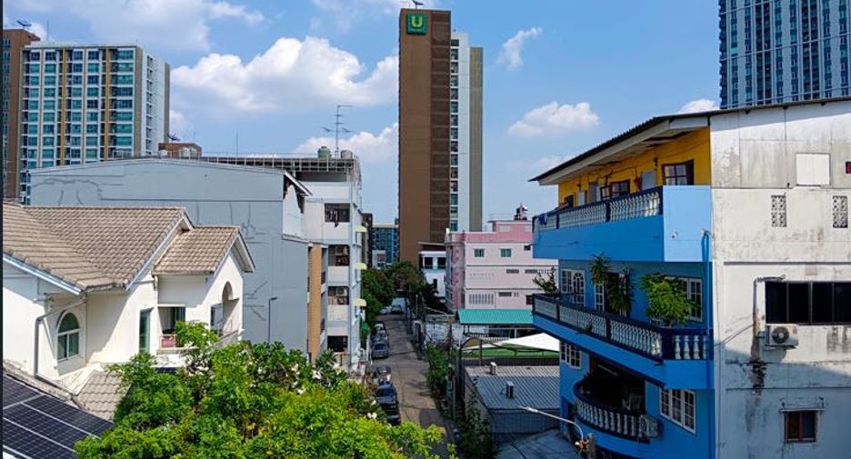 For rent 2 bedrooms townhouse in Huai Khwang, Bangkok