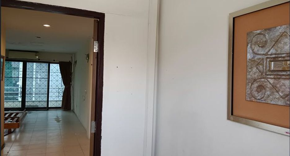 For rent 2 bedrooms townhouse in Huai Khwang, Bangkok