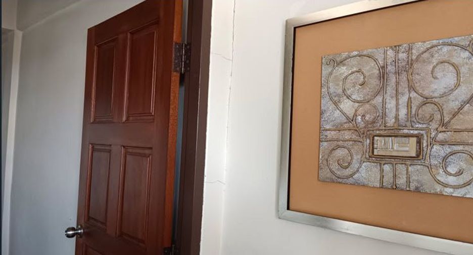 For rent 2 bedrooms townhouse in Huai Khwang, Bangkok