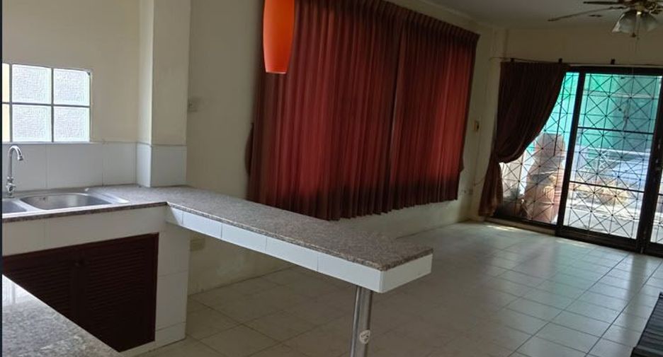 For rent 2 bedrooms townhouse in Huai Khwang, Bangkok