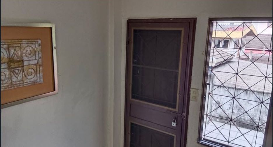 For rent 2 bedrooms townhouse in Huai Khwang, Bangkok