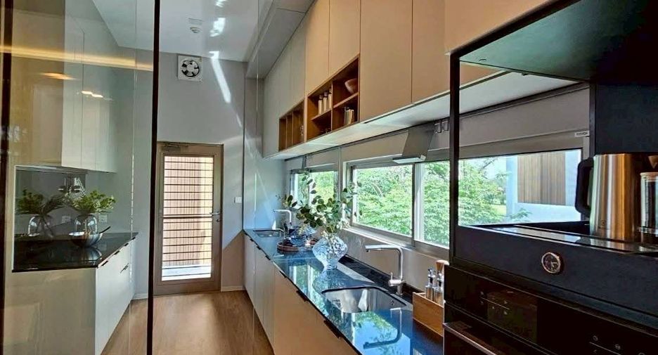 For rent and for sale 4 bedrooms house in Saphan Sung, Bangkok