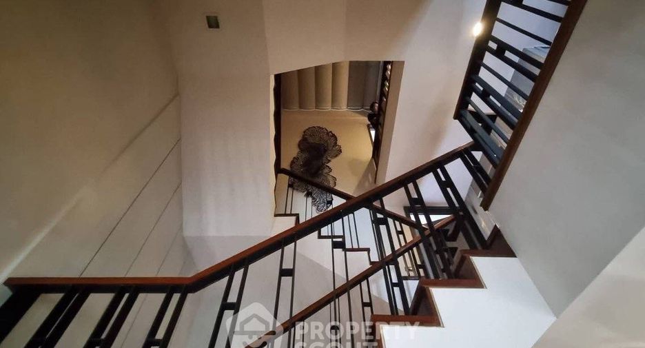 Reihenhaus zum Kauf mit 4 Zimmer in Watthana, Bangkok