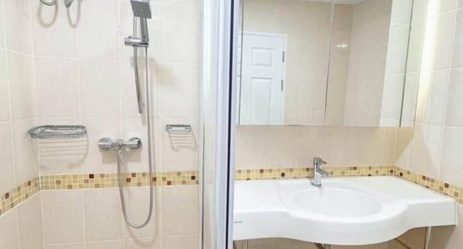 For sale 2 bedrooms condo in Huai Khwang, Bangkok