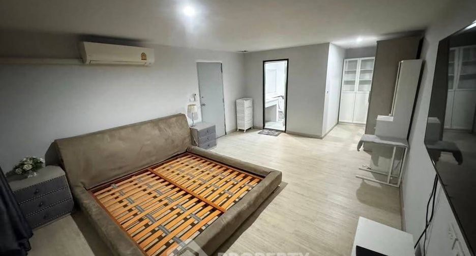 For sale 3 bedrooms condo in Watthana, Bangkok