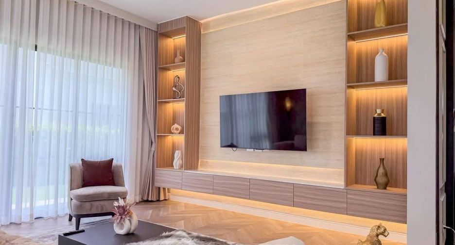 For rent and for sale 4 bedrooms house in Bang Kapi, Bangkok