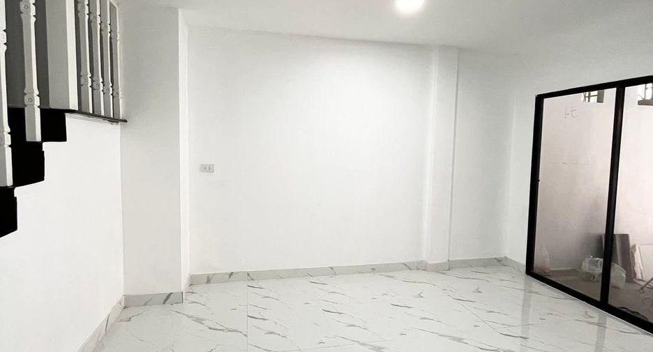 For rent 4 bedrooms townhouse in Bang Khen, Bangkok
