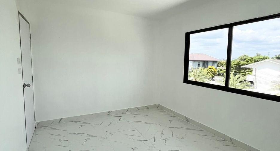 For rent 4 bedrooms townhouse in Bang Khen, Bangkok