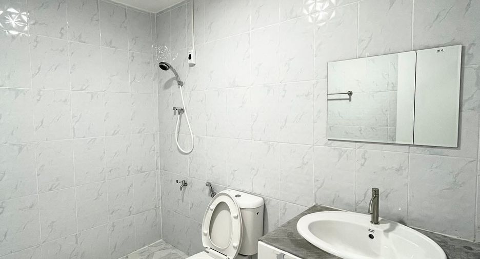 For rent 4 bedrooms townhouse in Bang Khen, Bangkok