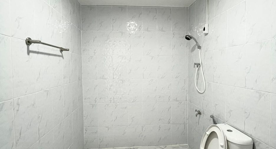 For rent 4 bedrooms townhouse in Bang Khen, Bangkok