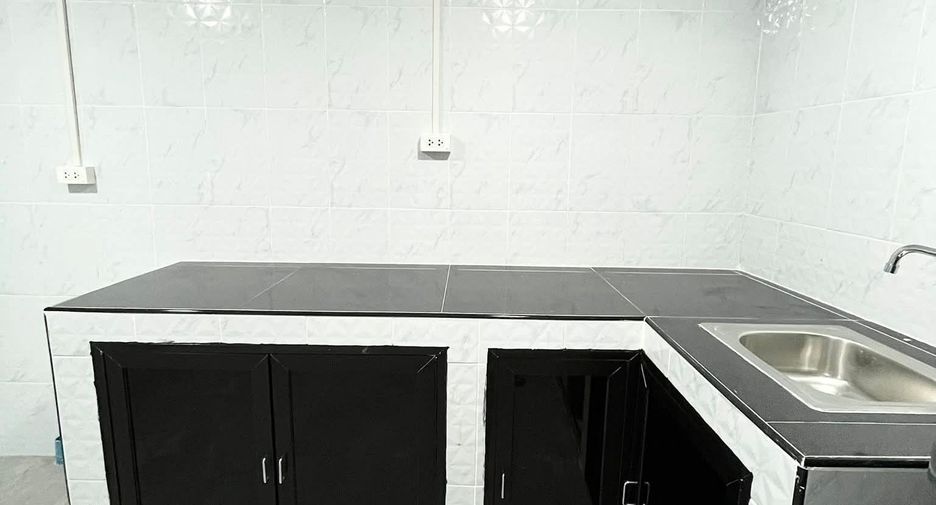 For rent 4 bedrooms townhouse in Bang Khen, Bangkok