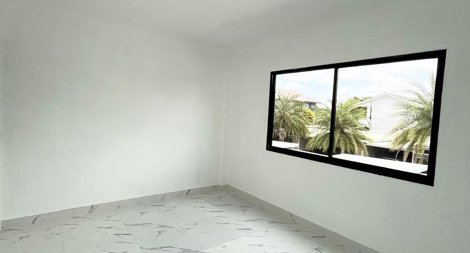 For rent 4 bedrooms townhouse in Bang Khen, Bangkok