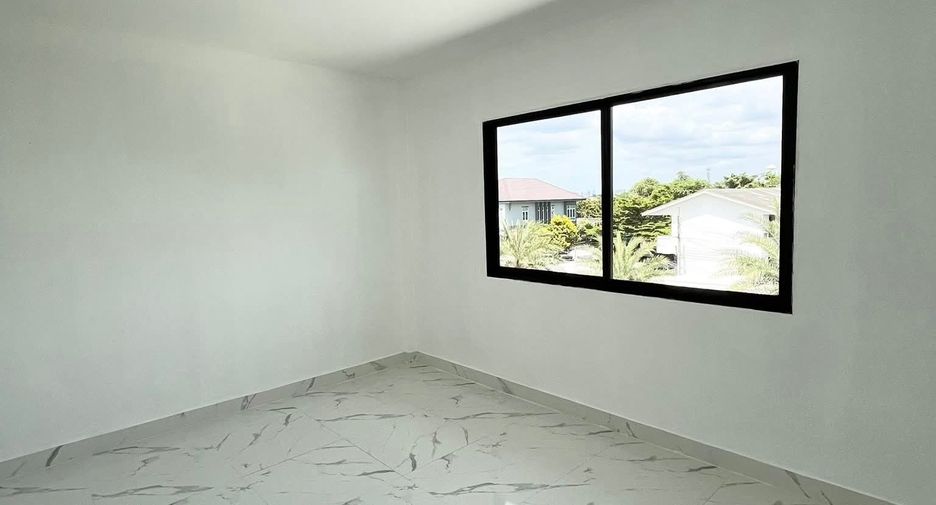 For rent 4 bedrooms townhouse in Bang Khen, Bangkok