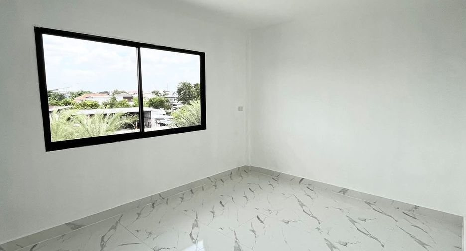 For rent 4 bedrooms townhouse in Bang Khen, Bangkok