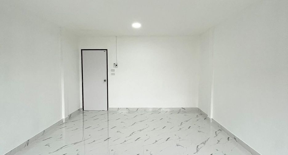 For rent 4 bedrooms townhouse in Bang Khen, Bangkok