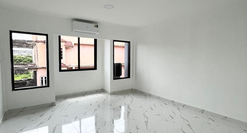 For rent 4 bedrooms townhouse in Bang Khen, Bangkok