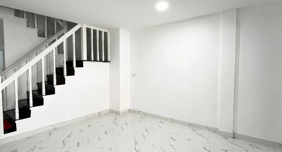 For rent 4 bedrooms townhouse in Bang Khen, Bangkok