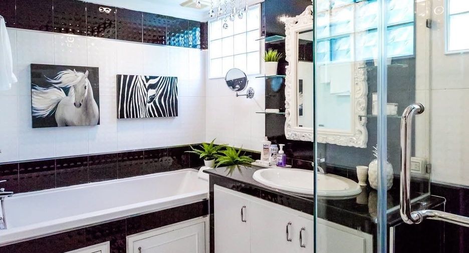 For rent 4 bedrooms townhouse in Lat Phrao, Bangkok