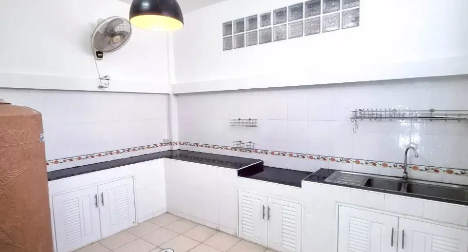 Reihenhaus zum Kauf mit 2 Zimmer in Sam Phran, Nakhon Pathom