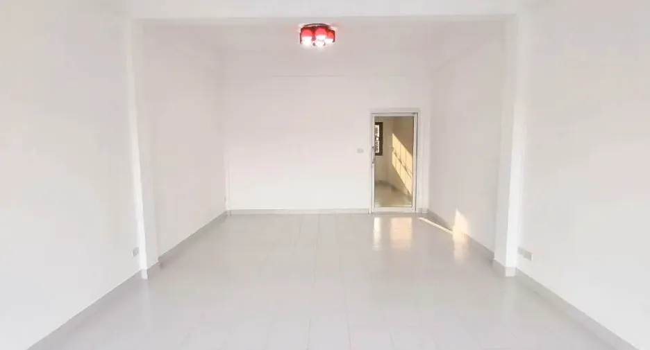 Reihenhaus zum Kauf mit 2 Zimmer in Sam Phran, Nakhon Pathom