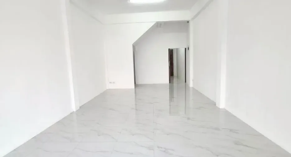 Reihenhaus zum Kauf mit 2 Zimmer in Sam Phran, Nakhon Pathom