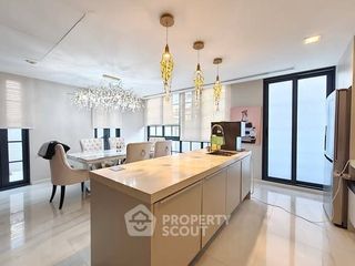 Reihenhaus zur Miete und zum Kauf mit 4 Zimmer in Watthana, Bangkok