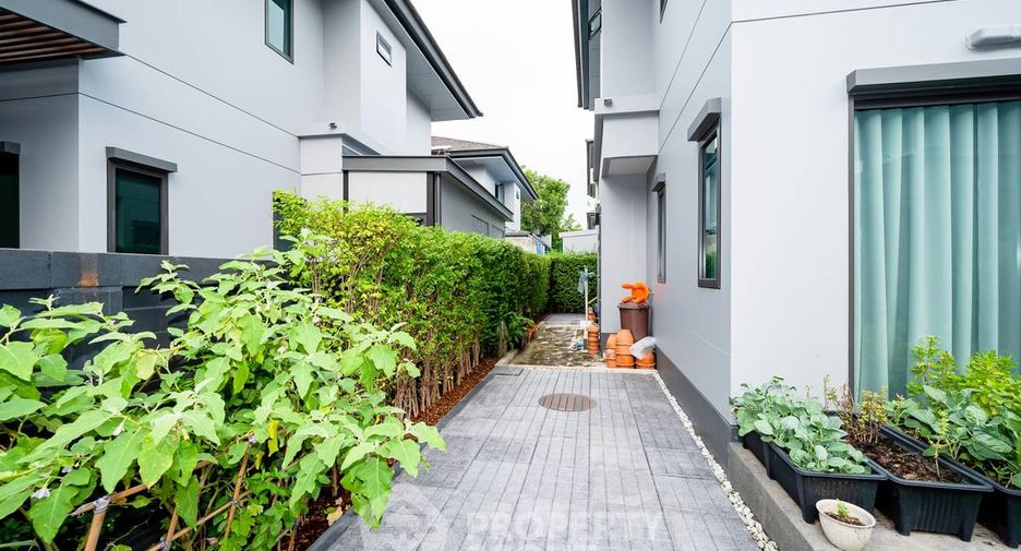 For rent and for sale 4 bedrooms house in Bang Kapi, Bangkok