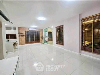 Haus zur Miete und zum Kauf mit 4 Zimmer in Sai Mai, Bangkok