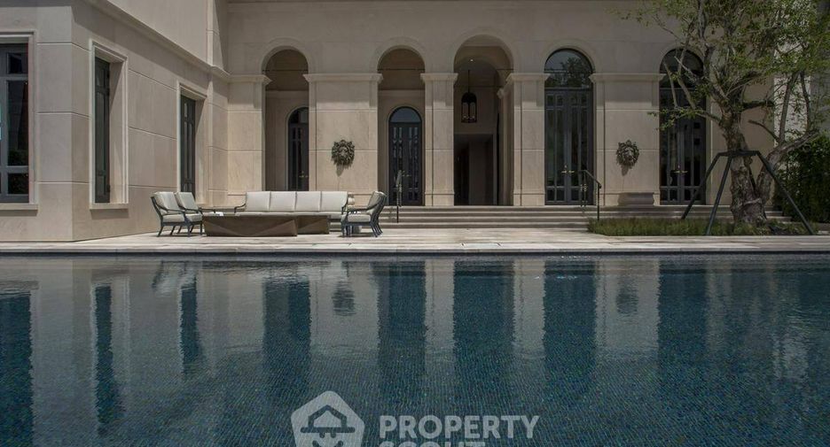 For sale 3 bedrooms condo in Khlong Toei, Bangkok