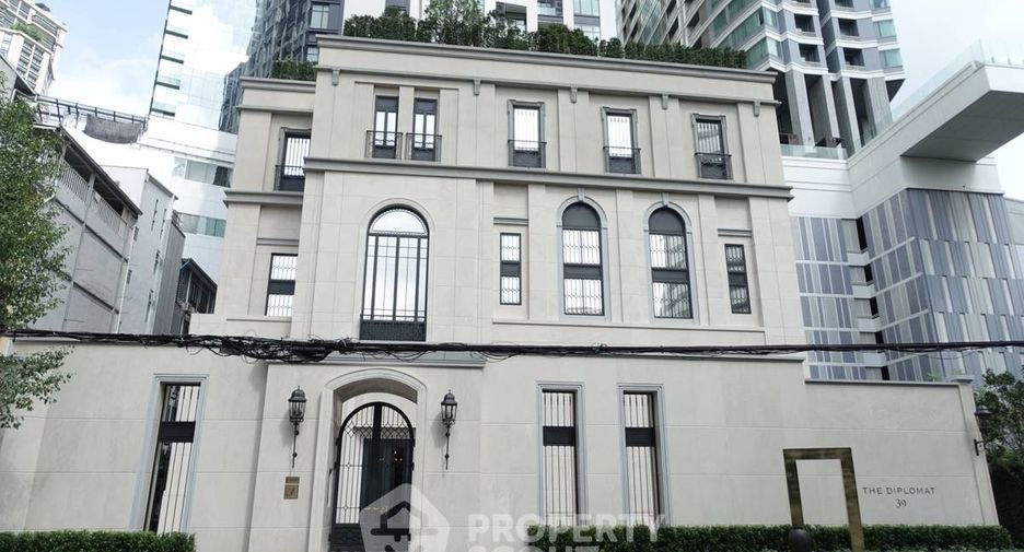 For sale 3 bedrooms condo in Khlong Toei, Bangkok