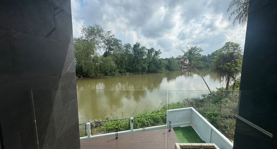 For sale 5 bedrooms house in Mueang Surat Thani, Surat Thani