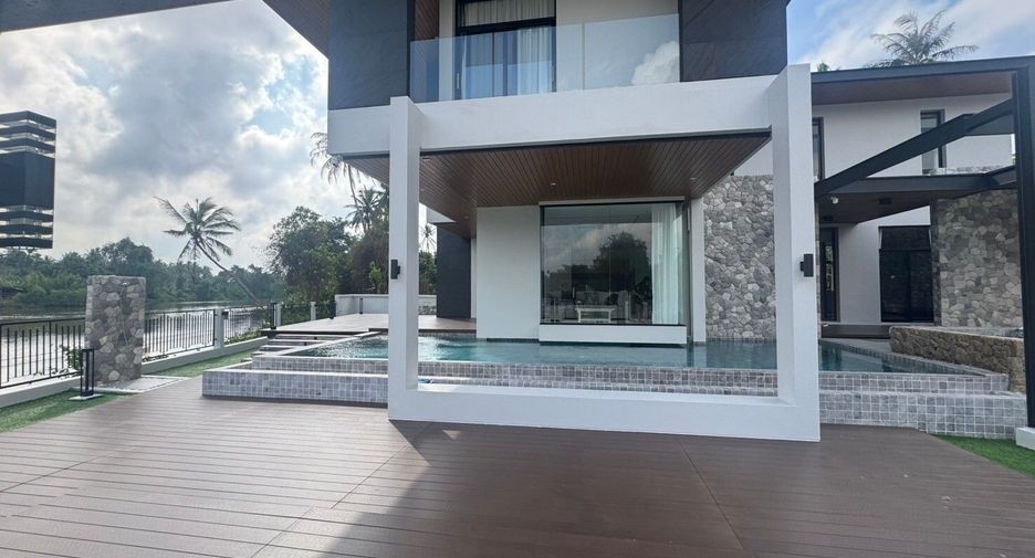 For sale 5 bedrooms house in Mueang Surat Thani, Surat Thani