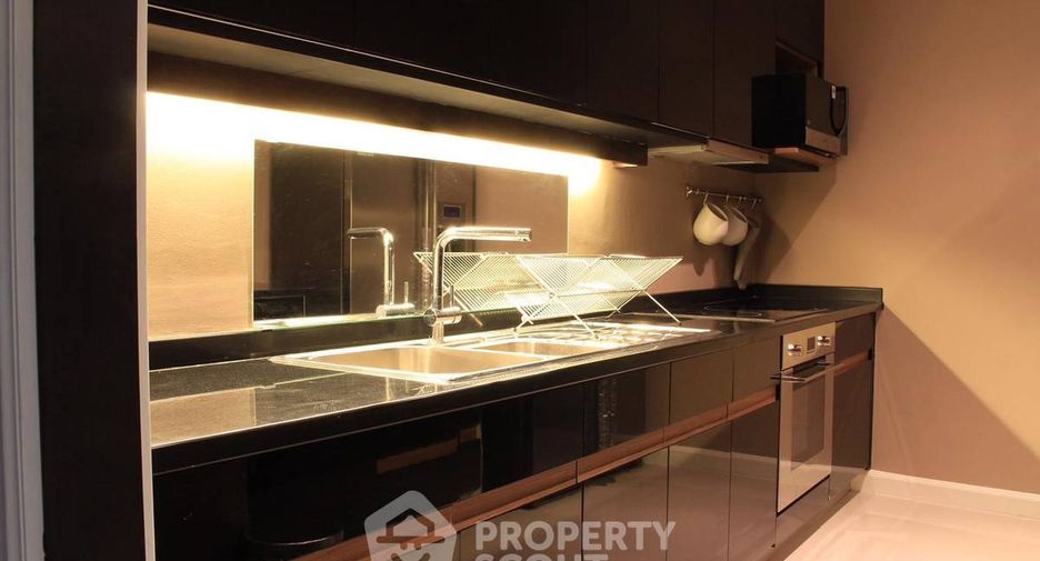 Condo en alquiler y en venta de 4 habitaciones en Khlong Toei, Bangkok