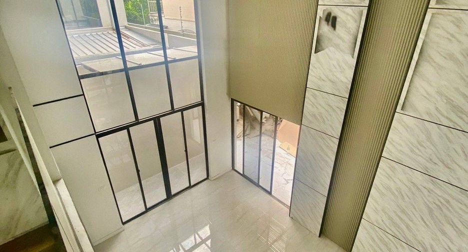 For sale 3 bedrooms townhouse in Yan Nawa, Bangkok