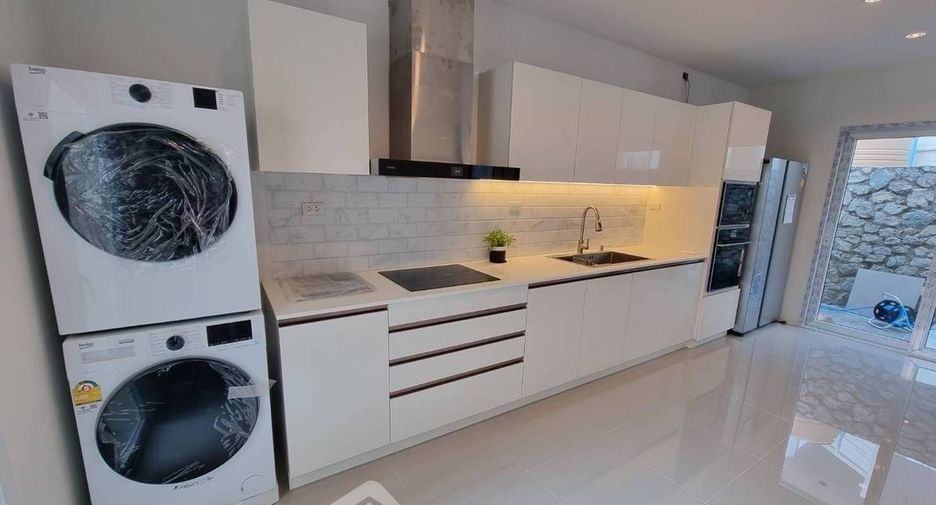 Casa en alquiler de 4 habitaciones en Bang Lamung, Chonburi