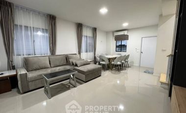 Casa adosada en alquiler de 3 habitaciones en Wang Thonglang, Bangkok
