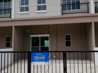 出售 和 出租 3 卧室 联排别墅 在 Lam Luk Ka, Pathum Thani