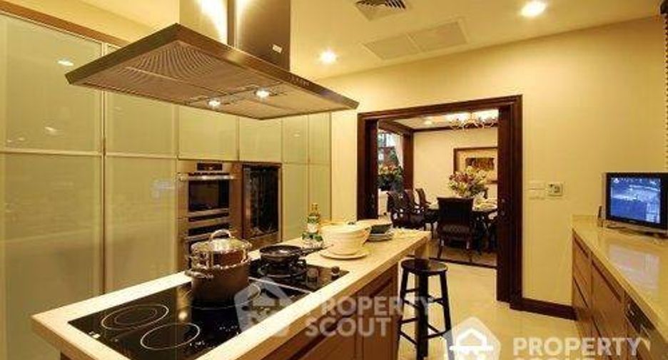 Haus zur Miete mit 4 Zimmer in Yan Nawa, Bangkok