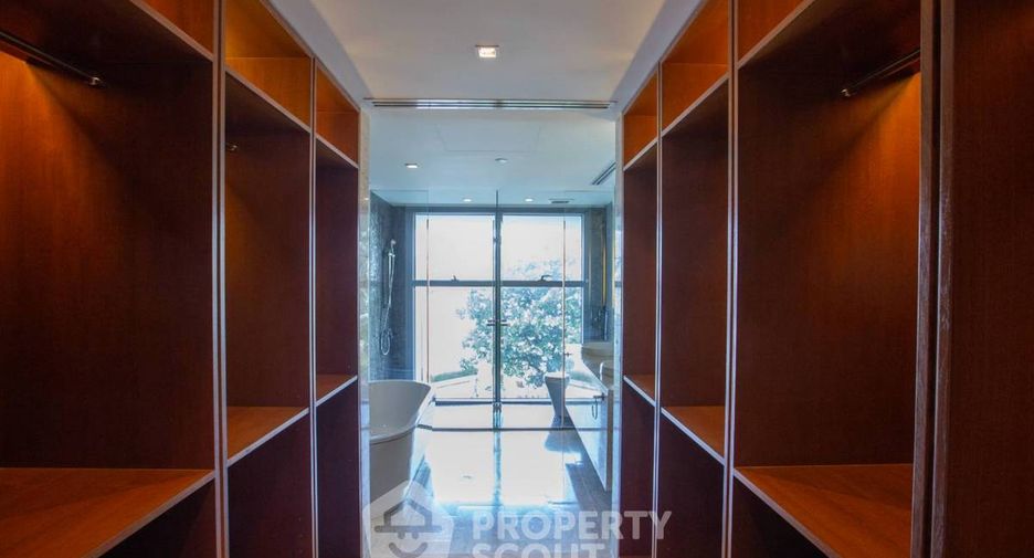 For rent 4 bedrooms condo in Yan Nawa, Bangkok