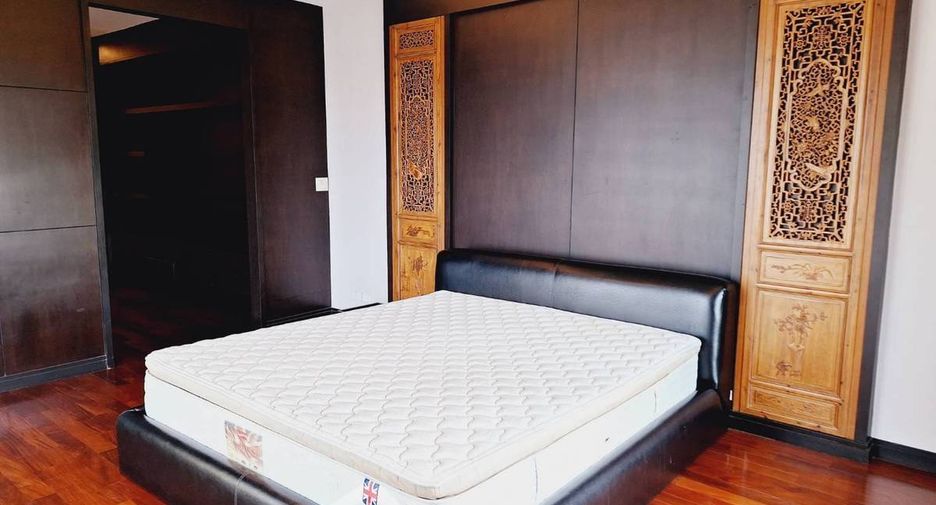 For rent 3 bedrooms condo in Sathon, Bangkok