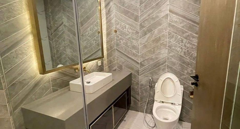 For rent 3 bedrooms condo in Khlong Toei, Bangkok