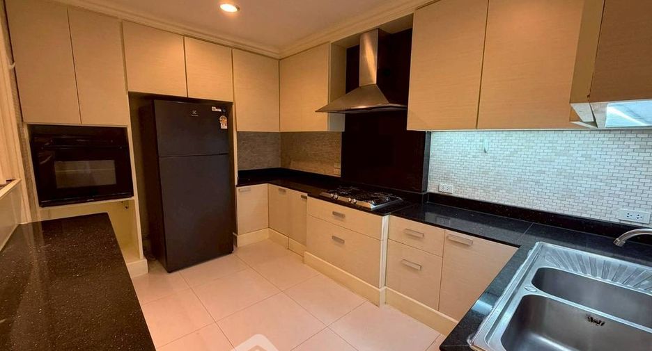 For rent 3 bedrooms condo in Khlong Toei, Bangkok