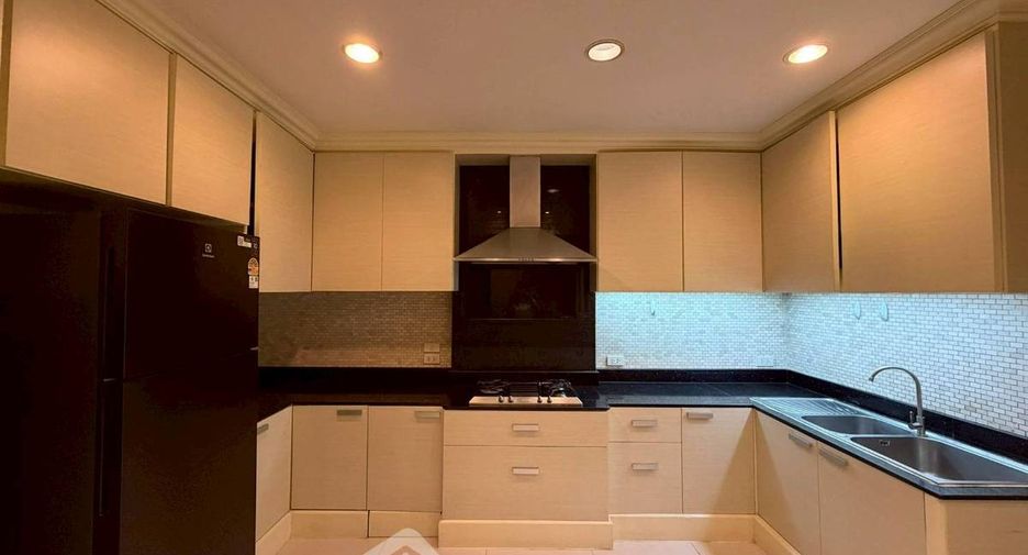 For rent 3 bedrooms condo in Khlong Toei, Bangkok