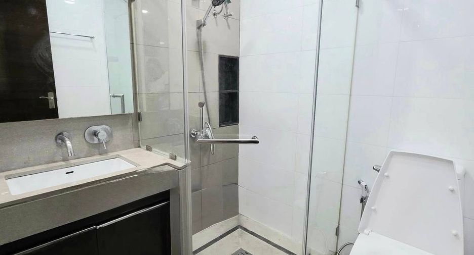 For rent 2 bedrooms condo in Pathum Wan, Bangkok