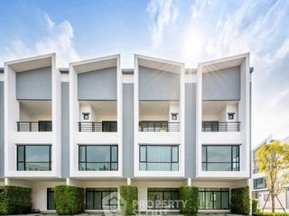 For rent 3 bedrooms townhouse in Phra Khanong, Bangkok