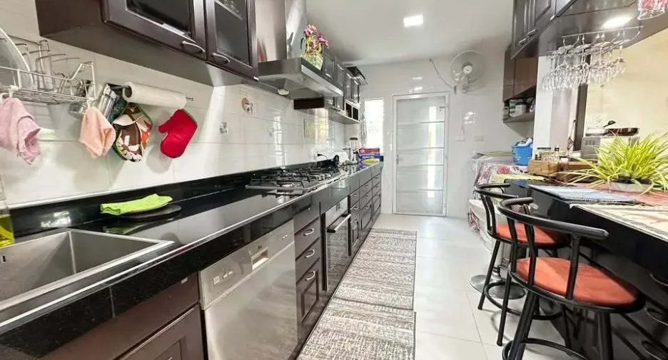 For sale and for rent 6 bedrooms house in Mueang Chiang Mai, Chiang Mai