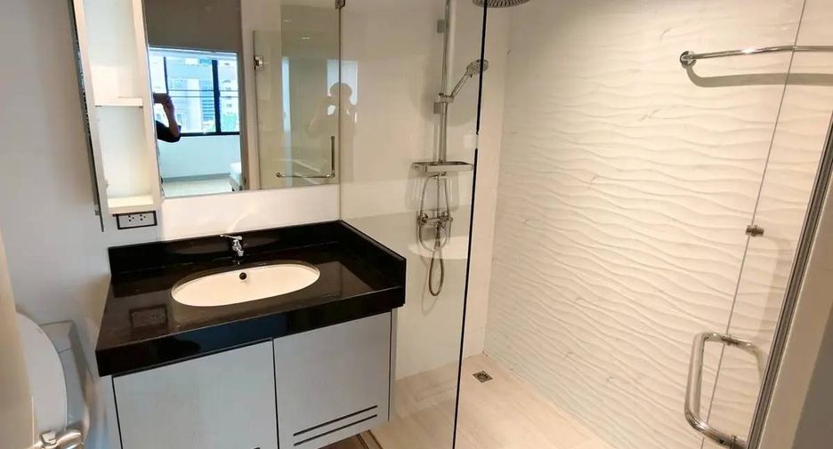 For rent 2 bedrooms condo in Watthana, Bangkok