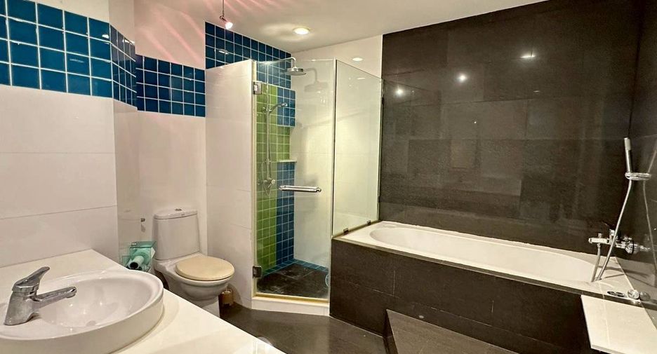 For rent 2 bedrooms condo in Bang Rak, Bangkok