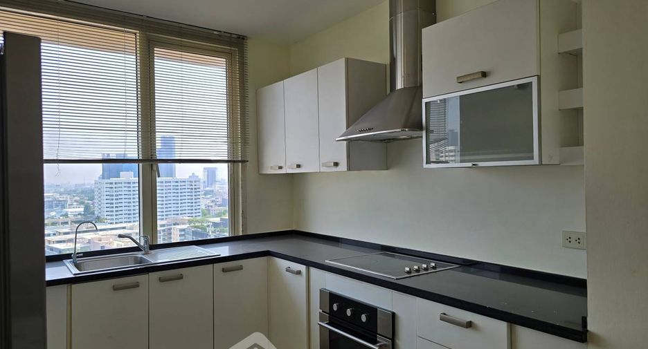 For rent 4 bedrooms condo in Watthana, Bangkok
